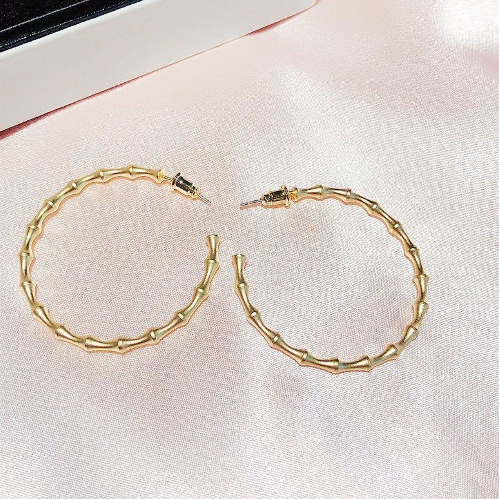 Yellow Gold 1.5'' Bamboo Textured Hoop Earrings - Picture 3 of 7